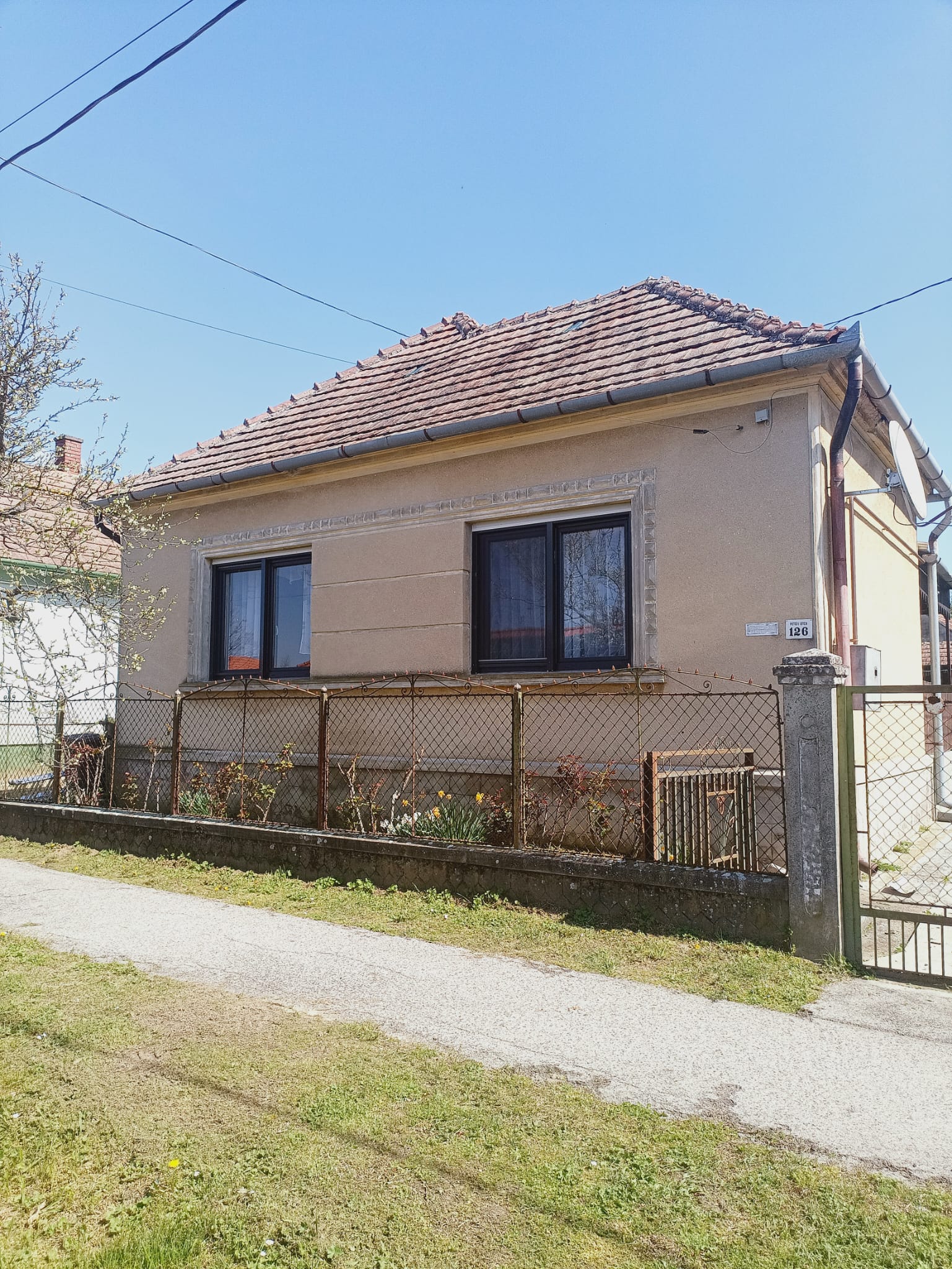 Ungarn, Dorfhaus mit großem Grundstück 3600m², eingezäunt, Nebengebäude