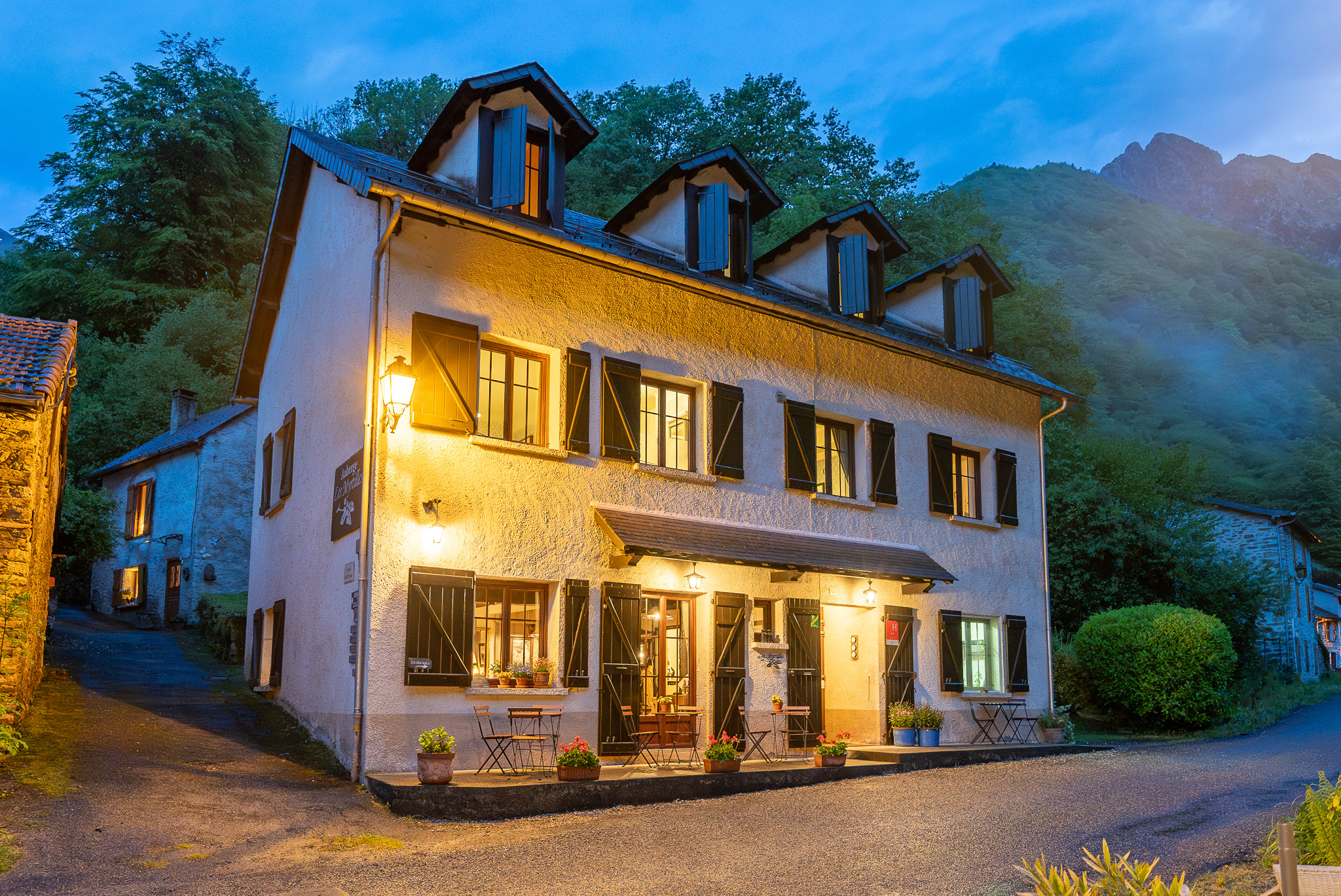 Hotel met restaurant, vrijstaand cafe en vrijstaande woning in de Pyreneeën Frankrijk.
