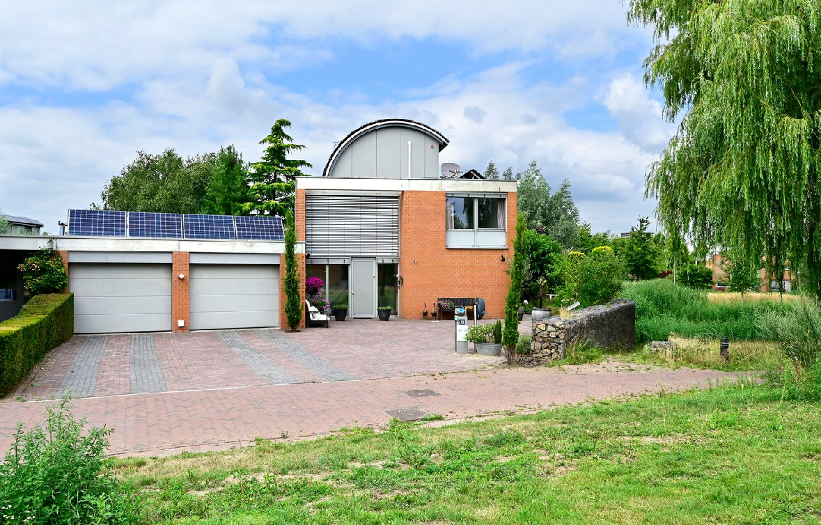 Veelzijdig huis, met bioscoop en dubbele garage en veel meer.