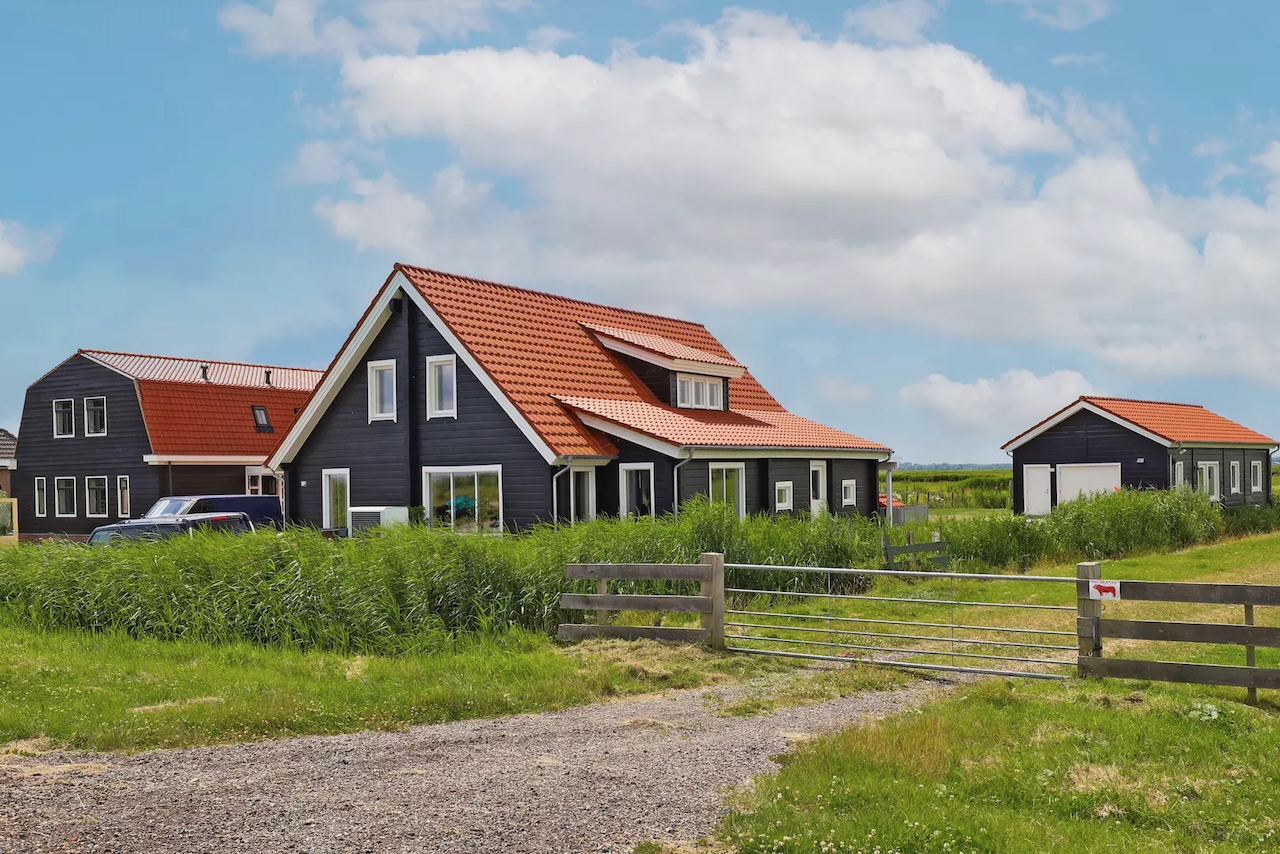 Vrijstaand landhuis met vrijstaande B&B in een beschermd weidevogelgebied te koop aangeboden.