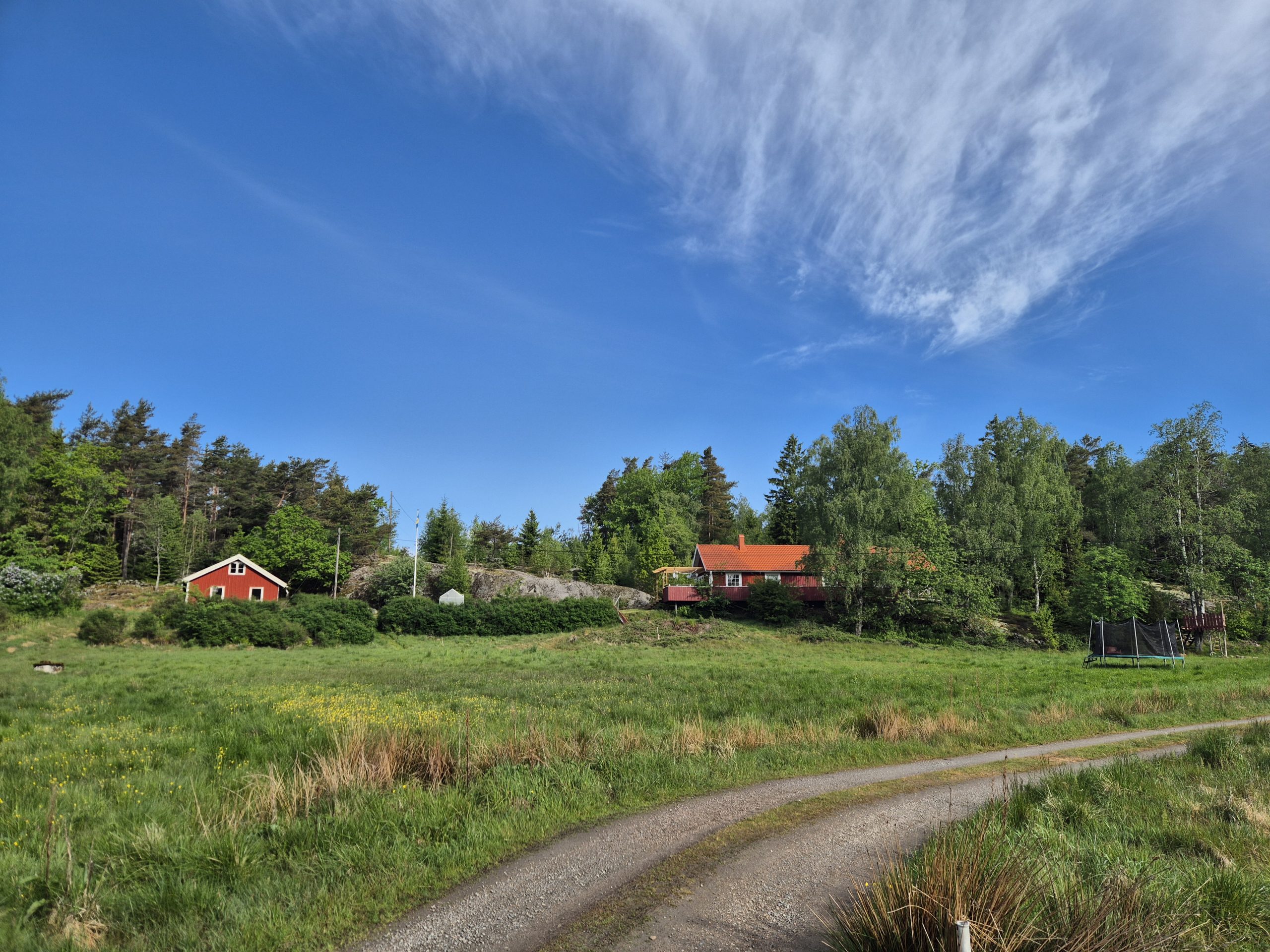 Zweden: Charmant rood houten huis met 2,4 hectare eigen grond