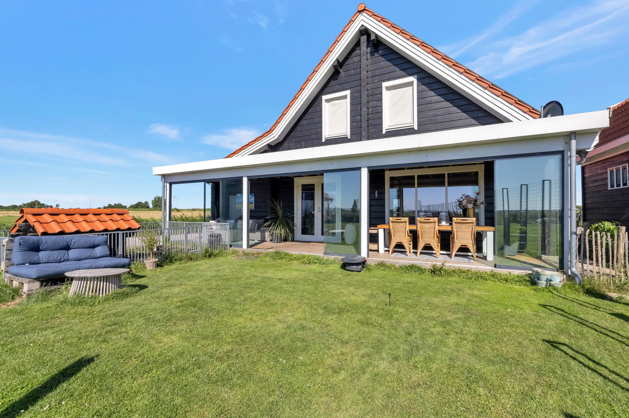 Vrijstaand landhuis met vrijstaande B&B in een beschermd weidevogelgebied te koop aangeboden.