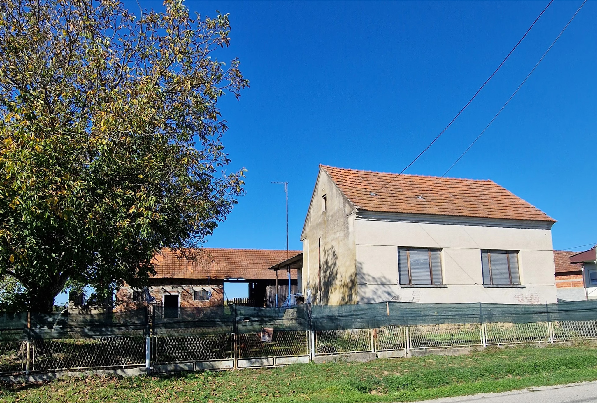Slavonisch huis te koop nabij Lipik. Met schuur, tuin en renovatiekansen.